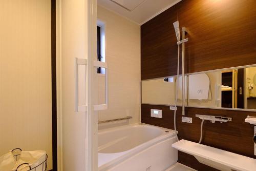 由布市Sense of wonder Yufudake Sanroku Glamping Resort - Vacation STAY 41963v的带浴缸和盥洗盆的浴室