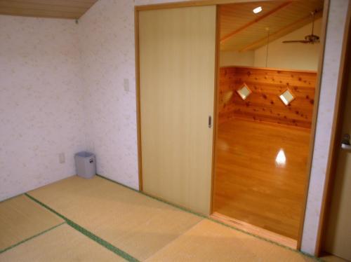 ShintotsukawaKabato County - Camp - Vacation STAY 42183v的一间空房间,设有大木门