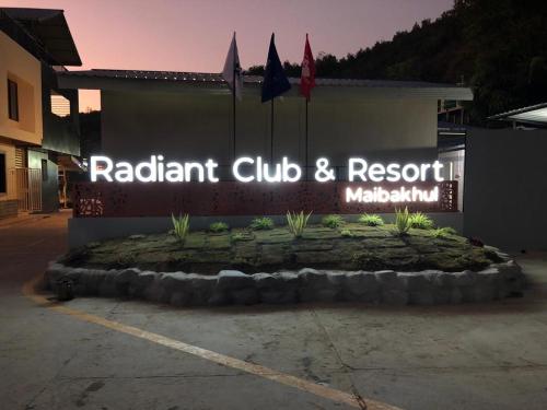 因帕尔RaDiant Club & Resort的阅读餐厅俱乐部和餐厅调停的标志