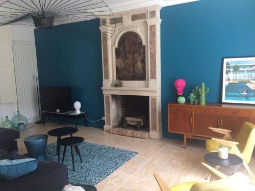 莫讷Grande maison #6 chambres #Proche Amboise/Tours的客厅设有蓝色的墙壁和壁炉。