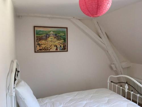 莫讷Grande maison #6 chambres #Proche Amboise/Tours的一间设有一张床的客房,墙上挂着一张照片