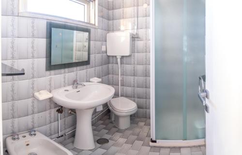 因佩里亚da Guido的一间带水槽、卫生间和镜子的浴室