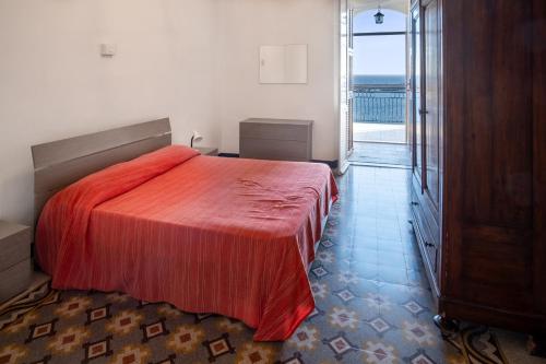 因佩里亚da Guido的一间带红色床的卧室和一个阳台