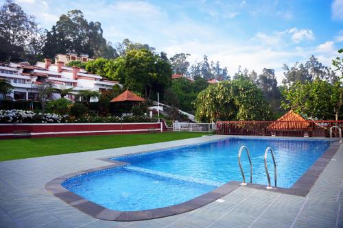 科代卡纳尔Kodai Resort Hotel, Kodaikanal的庭院中间的游泳池