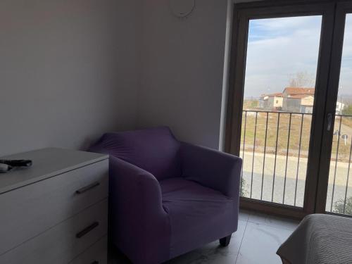 蒙多维Le Ghie的窗户房间里一张紫色椅子