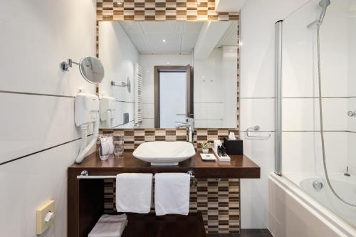 拉巴克Boutique Hotel Adoral的一间带水槽和淋浴的浴室