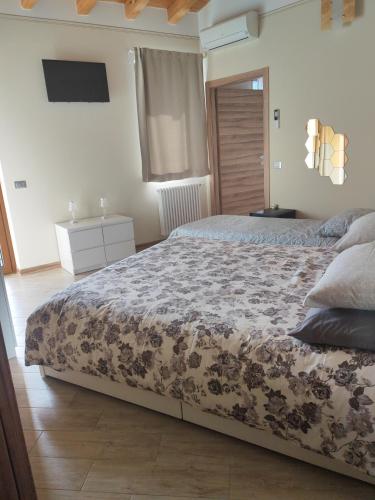 塔韦尔诺拉贝尔加马斯卡La cornale的一间卧室配有一张带花卉床罩的大床