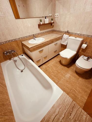 加瓦DOLCE GAVA的带浴缸、卫生间和盥洗盆的浴室