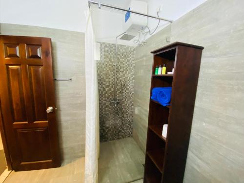 康提格达瑞酒店的带淋浴的浴室和木门