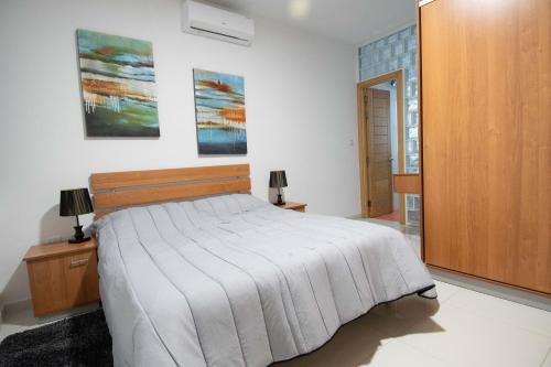 斯利马Venus Apartment的一间卧室配有一张床和一个木制橱柜