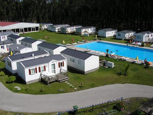 帕塔亚什AquaHause的享有房子和游泳池的空中景致