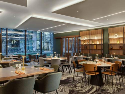 伦敦诺富特伦敦帕丁顿酒店的用餐室设有桌椅和窗户。