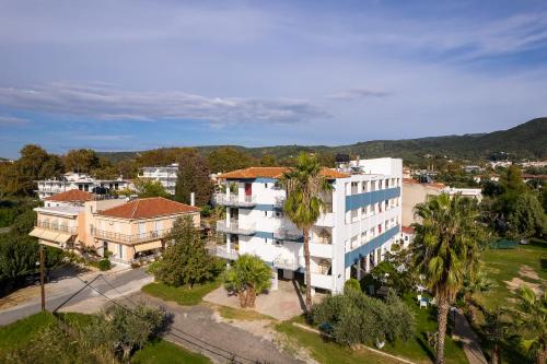 卢特拉艾季普苏Zoe Seaside的享有棕榈树白色建筑的顶部景色