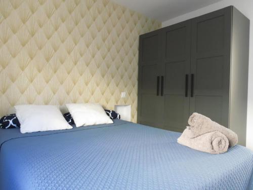 桑坦德Apartamento JARDIN DELUZ, con Wifi y Parking privado gratis的一间卧室配有蓝色的床和毛巾
