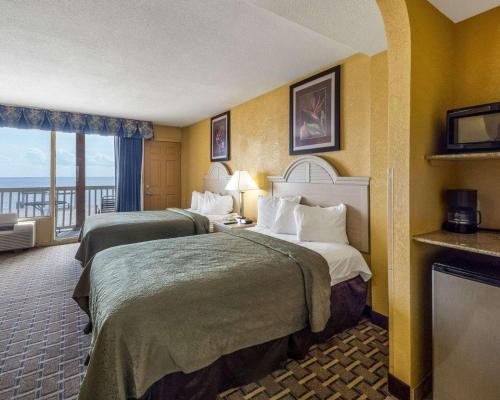 科珀斯克里斯蒂科珀斯克里斯蒂品质酒店及套房的酒店客房设有两张床和一个阳台。
