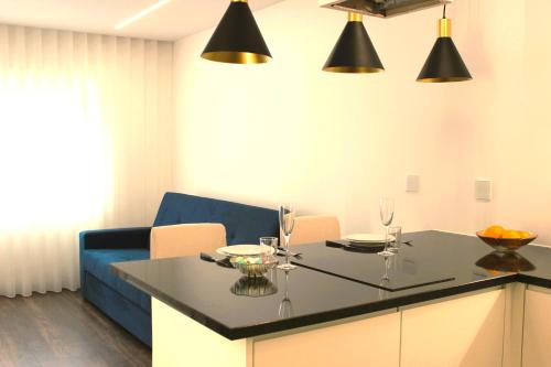 布拉加G 0.9 - G.oogle Nest Smart House的厨房配有桌椅和灯