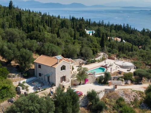MatsoukátaVilla Bolios Sea view Private Pool的享有带游泳池的别墅的空中景致