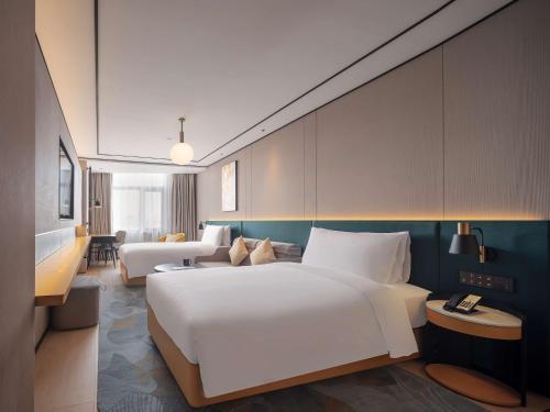 北京北京天坛东门站希尔顿花园酒店的酒店客房设有一张大床和一张沙发。