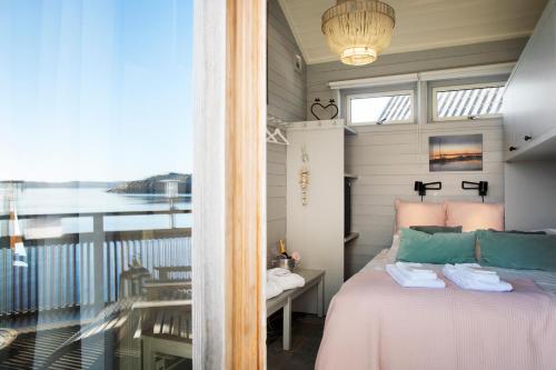 吕瑟希尔Strandflickornas Husen invid Havet的一间卧室配有一张床,享有海景