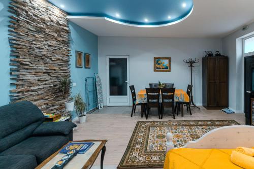 大特尔诺沃Luxury Studio for 3 persons, near Carevec, Veliko Tarnovo的客厅配有沙发和桌子
