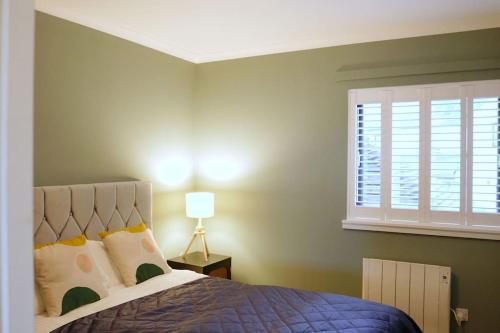 拉格斯Seaside Apartment的一间卧室设有一张大床和一个窗户。