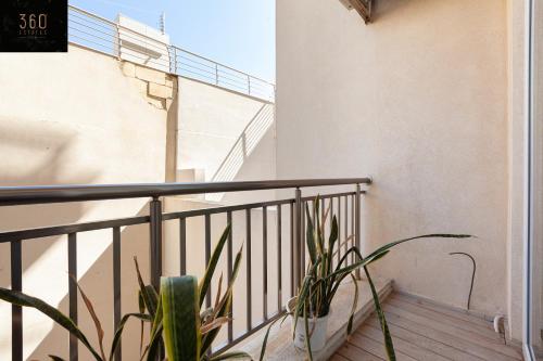 圣朱利安斯Lovely 2BR home in St Julians with Private Balcony by 360 Estates的阳台,带有栏杆和植物