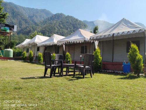 BijniAstroia banjara tola camp的一排配有桌椅的帐篷