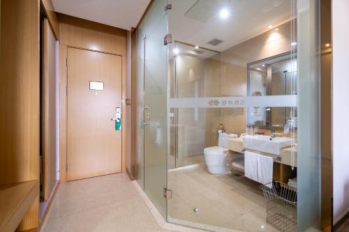 厦门厦门舒悦酒店的带淋浴、卫生间和盥洗盆的浴室