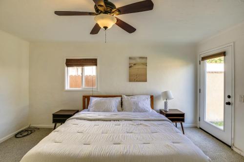 长滩Spanish-Style Long Beach Bungalow Near Beaches!的一间卧室配有一张大床和吊扇