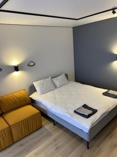波尔塔瓦Fancy appartment的一间带床和沙发的小卧室