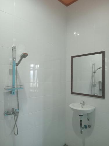 图克图克Matraville guesthouse的白色的浴室设有水槽和镜子