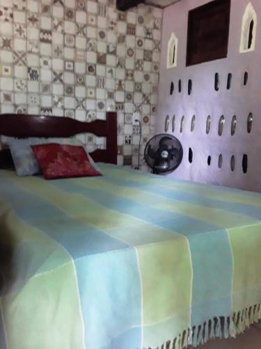 马塞约hostel kay pacha的一间卧室,卧室内配有一张大床