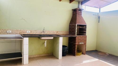 特雷斯拉瓜斯Casa de Esquina, em Avenida Principal的厨房配有水槽和砖炉