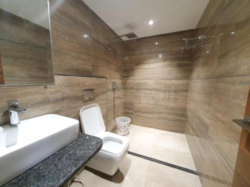 瓜廖尔HOTEL SCARLET的浴室配有卫生间、盥洗盆和淋浴。