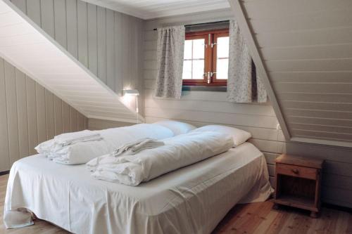 哈山鸿达芳斯公寓的一张带白色床单的睡床
