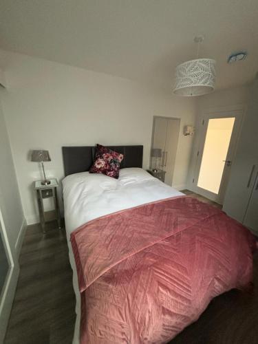 基拉尼Clifden Lodge 1 Bedroom Apt的一间卧室配有一张带红色毯子的大床