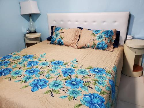 CatanoChic 3 Bedroom Unit, Few Steps To The Ocean, Barbosa Unit 4的卧室里一张布满蓝色花的睡床