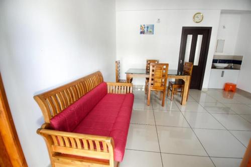 苏丹巴特利Wayanad Rooms Izza的客厅配有红色的沙发和桌子