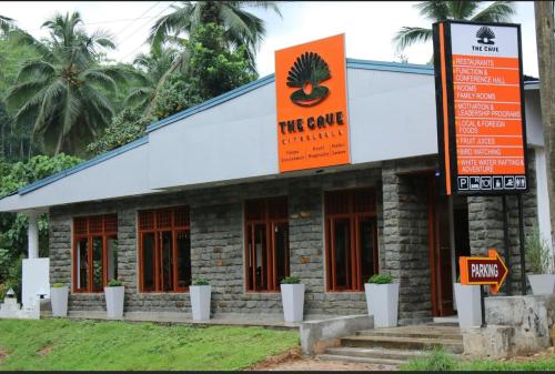 基图尔格勒Cave Kithulgala的前面有橙色标志的建筑