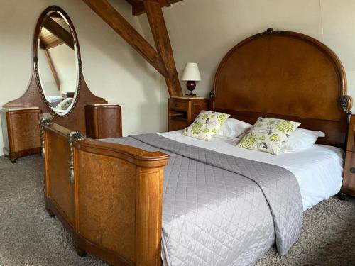 哈蒙特胡盖斯酒店的一间卧室配有一张大床和大镜子