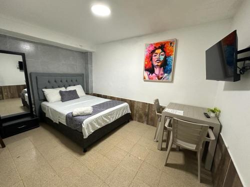 卡塔赫纳Hotel CastilloMar的一间卧室配有一张床、一张桌子和一张桌子
