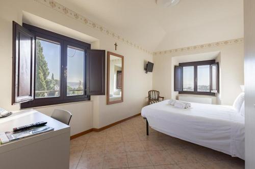佛罗伦萨拉斯特拉别墅酒店的卧室设有白色大床和窗户。