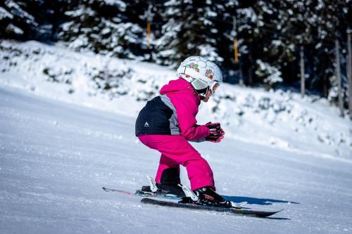 哈山航德富森别墅酒店的一名小孩在雪覆盖的斜坡上滑雪