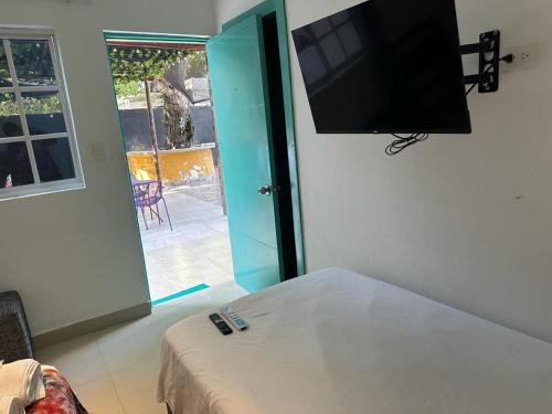 卡塔赫纳Hotel CastilloMar的客房设有一张床和一台平面电视。
