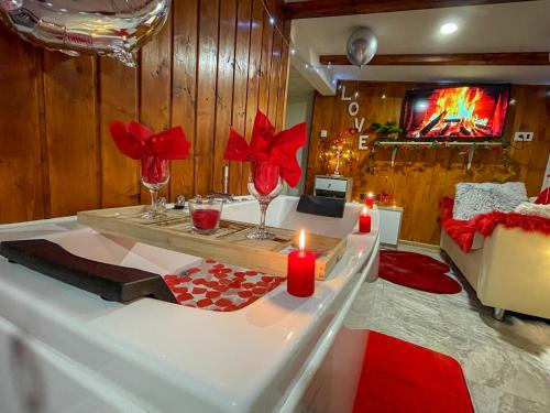 科雷尼察Holiday Home La Sierra的客厅配有一张桌子和两个红色蜡烛