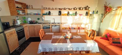 托托拉里约Habitación Matrimonial en Totoralillo Glamping的一间带桌子和沙发的小厨房