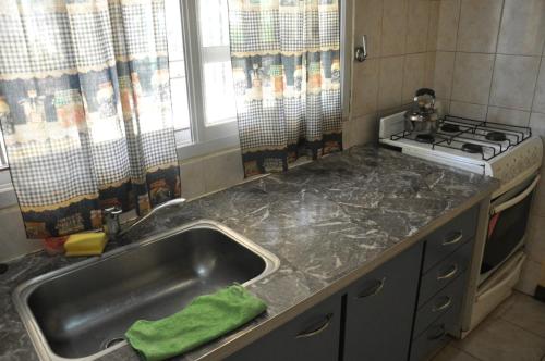 科隆HUGO 3的厨房配有水槽和炉灶