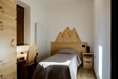 拉奎拉La Villetta Food & Drink Rooms for Rent - No Reception -的一间小卧室,配有一张床和一张书桌
