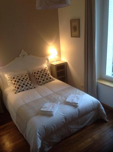 奥尔良切斯尤杜思公寓 的卧室配有白色的床和2条毛巾