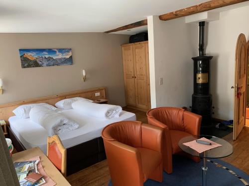 策尔内茨Hotel Spöl Restaurant的酒店客房设有两张床和壁炉